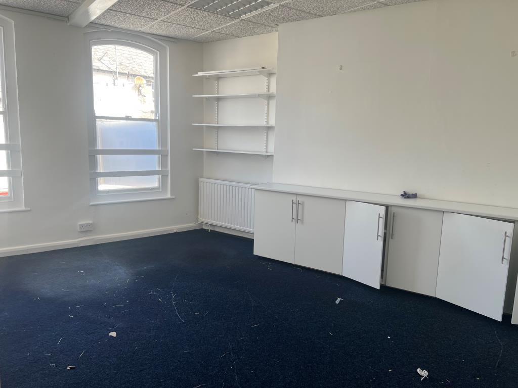 Lot: 127 - FREEHOLD FOUR STOREY COMMERCIAL BUILDING IN PROMINENT TRADING LOCATION - First floor office